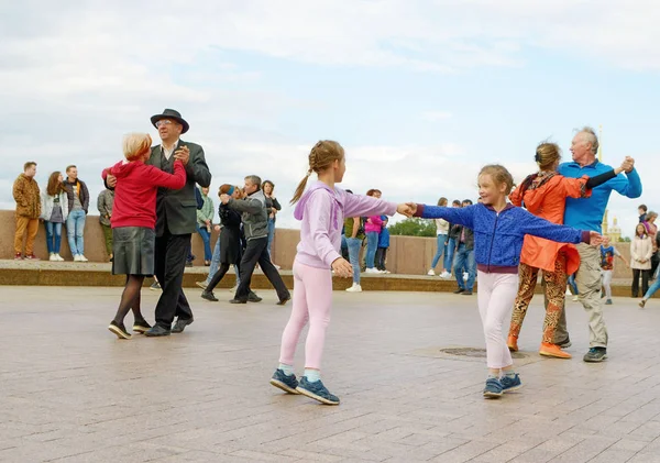 Bailando en la plaza del pueblo al aire libre . — Foto de Stock