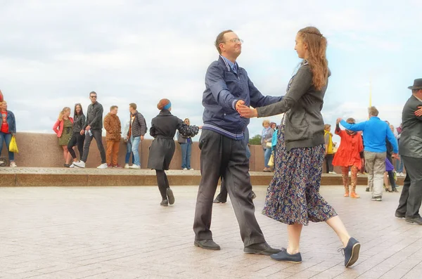 Şehir meydanında temiz havada dans etmek. — Stok fotoğraf