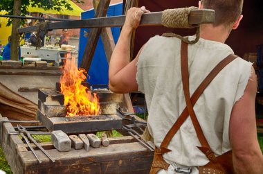 demirci metal işleme ustasıdır. Sıcak metal ilerler ve ondan ürünler yapar..