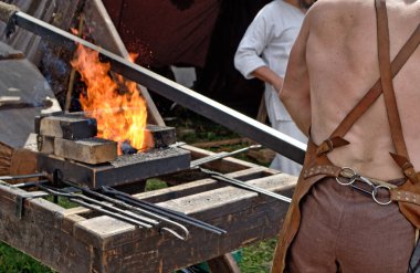demirci metal işleme ustasıdır. Sıcak metal ilerler ve ondan ürünler yapar..