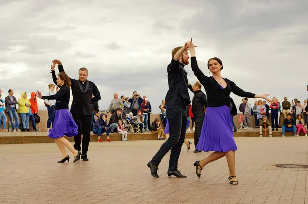 Tanec na náměstí v čerstvém vzduchu. — Stock fotografie
