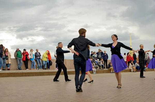 Bailando en la plaza del pueblo al aire libre . — Foto de Stock