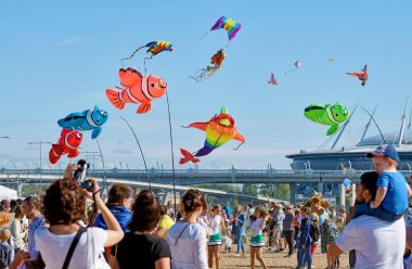 Uçurtma ile mutlu tatiller.