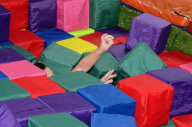 Çocuk eğlence merkezinde dinleniyor..