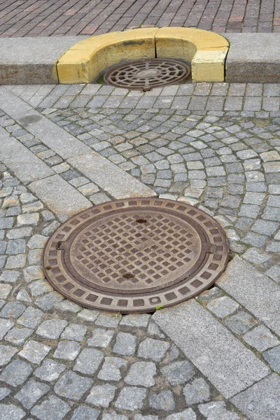 Rioolputten Aan Een Stadsweg Dit Een Zware Ijzeren Afdekking — Stockfoto