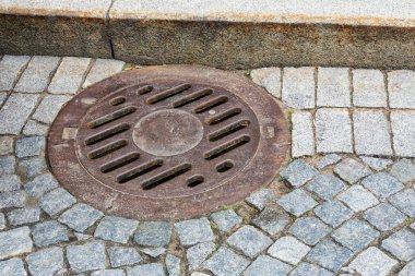 Şehir yolundaki kanalizasyon boşluğu. Bu ağır bir demir kapağı..