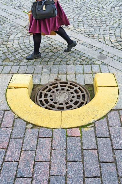 都市道路の下水道マンホールこれは重い鉄のカバーです — ストック写真