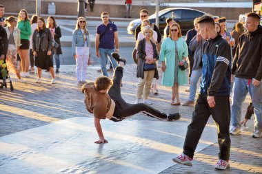 St. Petersburg 'da. - Rusya. 20 Haziran 20.20. Erkekler sokaklarda break dans yapıyorlar. Seyircilerin etrafında toplanıp dans becerilerini gösteriyorlar..