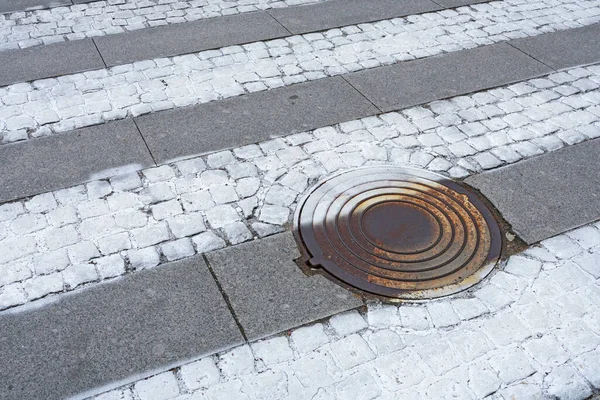 Şehir Yolundaki Kanalizasyon Boşluğu Ağır Bir Demir Kapağı — Stok fotoğraf