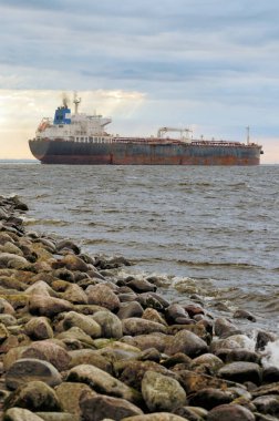 Büyük gemi denize açılıyor. Bu ticari bir kargo gemisi..