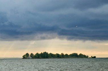 Denizin üzerinde gök gürültülü bulutlar. Şiddetli yağmur yağıyor..