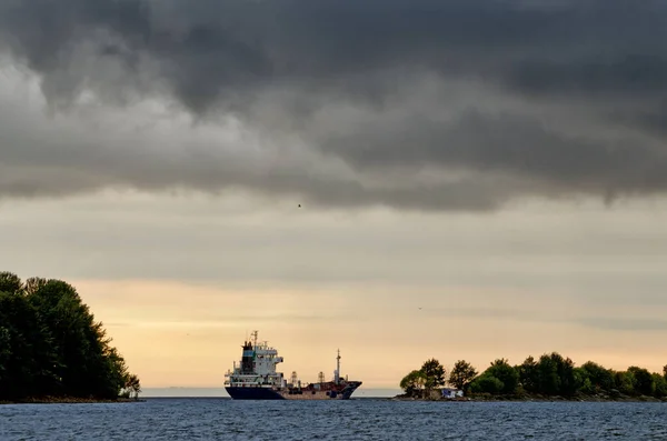 Грім Небі Над Морем Йде Сильний Дощ — стокове фото