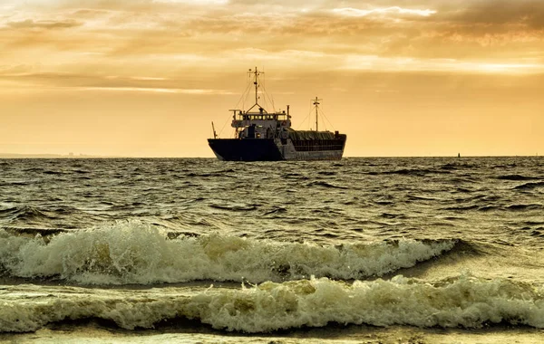 Корабель Пливе Морі Прекрасний Краєвид Морськими Хвилями — стокове фото