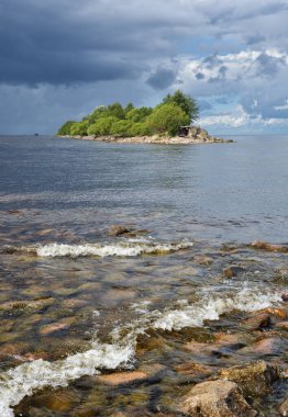 Güzel deniz manzarası ve su dalgaları. Gökyüzünde, denizin üzerinde, mavi bulutlar..
