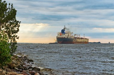 Büyük gemi denize açılıyor. Bu ticari bir kargo gemisi..