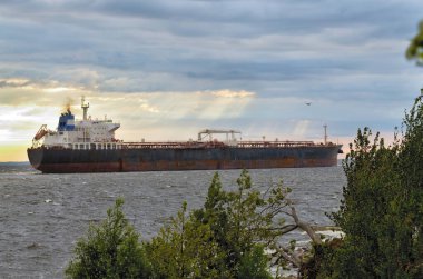 Büyük gemi denize açılıyor. Bu ticari bir kargo gemisi..