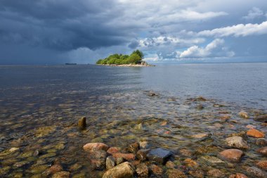 Güzel deniz manzarası ve su dalgaları. Gökyüzünde, denizin üzerinde, mavi bulutlar..