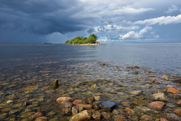 Güzel deniz manzarası ve su dalgaları. Gökyüzünde, denizin üzerinde, mavi bulutlar..
