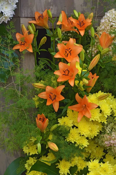 Kwiatowy Wie Ych Kwiatów Rodku Bukietu Jest Kwiat Lilii — Zdjęcie stockowe