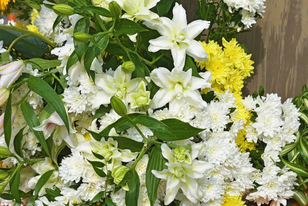 Kwiatowy Wie Ych Kwiatów Rodku Bukietu Jest Kwiat Lilii — Zdjęcie stockowe