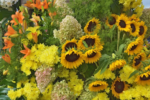 Luminosa Composizione Floreale Sono Bellissimi Girasoli Nel Centro Del Bouquet — Foto Stock