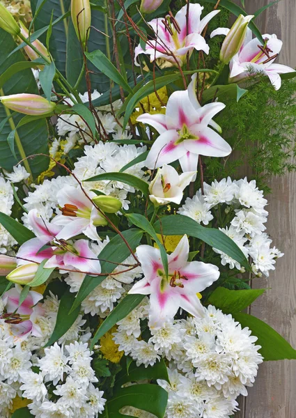 Florales Arrangement Von Frischen Blüten Der Mitte Des Straußes Ist — Stockfoto
