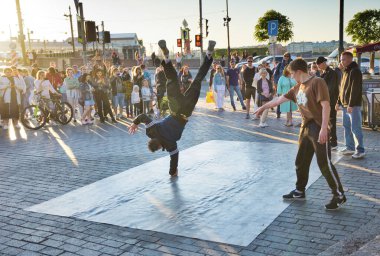 St. Petersburg 'da. - Rusya. 20 Haziran 20.20. Erkekler sokaklarda break dans yapıyorlar. Seyircilerin etrafında toplanıp dans becerilerini gösteriyorlar..