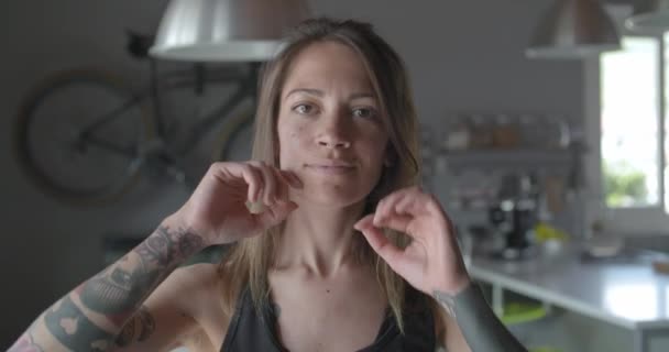 Νέοι τατουάζ πορτραίτο χαλαρή σπορ γυναίκα στο σπίτι. . Καθιστικό εσωτερικού κατάρτισης. 4 k βίντεο αργής κίνησης — Αρχείο Βίντεο