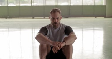 Genç yetişkin adam fitness spor egzersiz sırasında duraklama portre kurtarma içinde dinleniyor. Grunge endüstriyel kentsel training.4k ağır çekim video