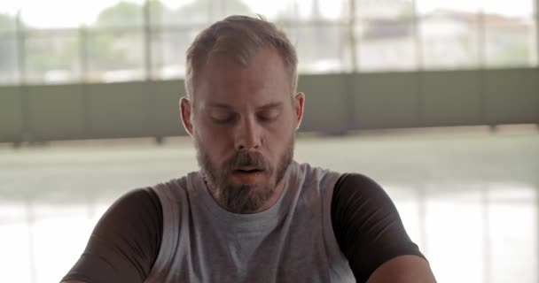 Jonge volwassen man rust pauze portret herstellen tijdens sport fitnesstraining. Grunge industriële stedelijke training.4k slowmotion video — Stockvideo