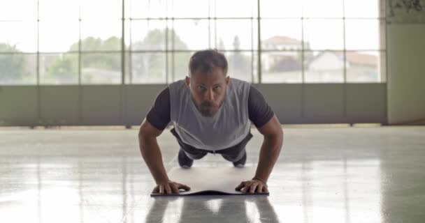 Homem Adulto Jovem Fazendo Push Ups Exercício Durante Fitness Esporte — Vídeo de Stock