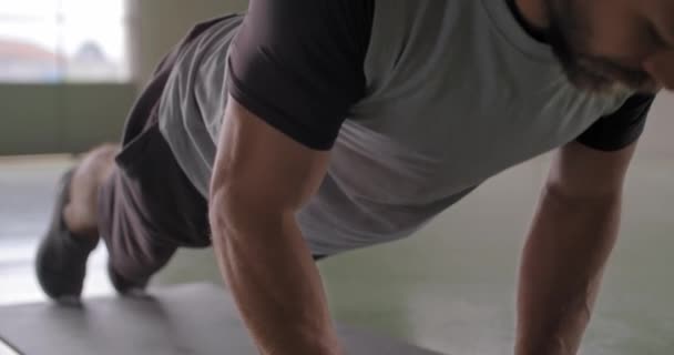 Push ups egzersiz fitness spor egzersiz sırasında yapan genç yetişkin erkek. Grunge endüstriyel kentsel training.4k ağır çekim video — Stok video