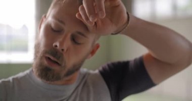 Fitness spor egzersiz sırasında duraklama portre kurtarma konusunda dinlenme yorgun genç yetişkin adam. Grunge endüstriyel kentsel training.4k ağır çekim video