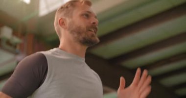 Genç yetişkin adam yüksek diz egzersiz fitness spor egzersiz sırasında atlama yapıyor. Grunge endüstriyel kentsel training.4k ağır çekim video