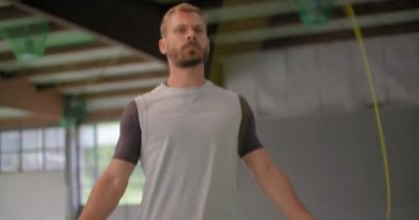 Fitness spor egzersiz sırasında atlama ipi ile atlama egzersiz yaparak genç yetişkin adam. Grunge endüstriyel kentsel training.4k ağır çekim video