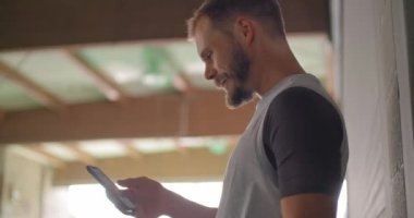 App fitness spor egzersiz sırasında izleme smartphone kullanan genç yetişkin adam. Grunge endüstriyel kentsel training.4k ağır çekim video