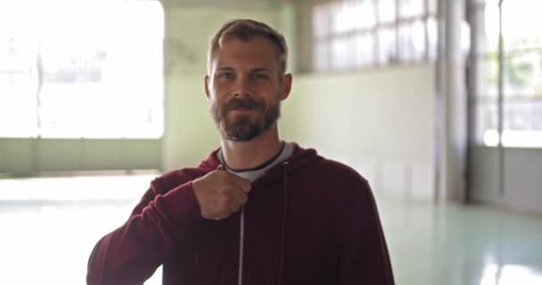 年轻的男子与蒙面运动衫肖像后健身运动锻炼。垃圾工业城市训练. 4 k 慢动作视频 — 图库视频影像