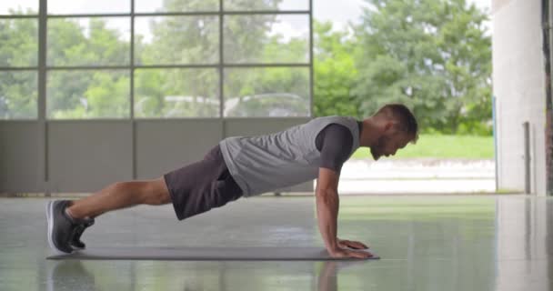 Homem adulto jovem fazendo push-ups exercício durante fitness esporte treino .Grunge industrial urbano training.4k vídeo em câmera lenta — Vídeo de Stock