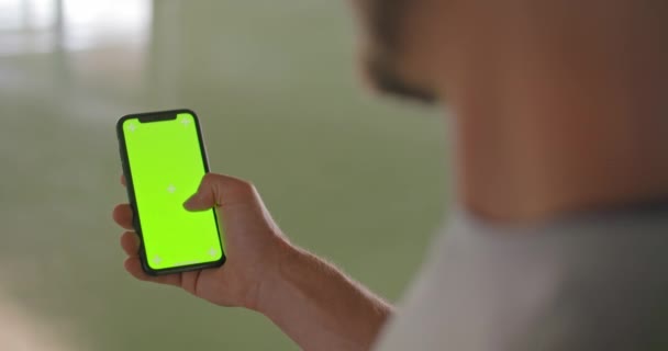 Νεαρός άνδρας ενηλίκων χρησιμοποιώντας smartphone με πράσινη οθόνη κατά τη διάρκεια της προπόνηση fitness sport. Grunge βιομηχανική αστική training.4k βίντεο αργής κίνησης — Αρχείο Βίντεο