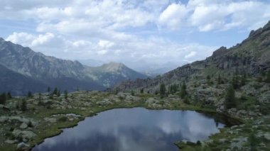 yaz günü akşam açık mavi Gölü ve çam ormanları üzerinde ilerlemeye. Avrupa İtalya Alps Valle daosta açık yeşil doğa scape dağlar yabani hava establisher.4k drone uçuş atış kurulması