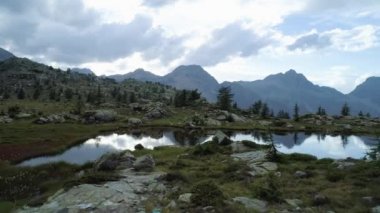 Açık mavi göl ve çadır kampı yaz günü akşam ilerlemeye. Avrupa İtalya Alps Valle daosta açık yeşil doğa scape dağlar yabani hava establisher.4k drone uçuş atış kurulması