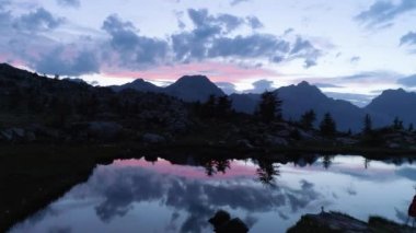 Açık mavi göl ve fotoğraf kamera gecede ilerlemeye yaz günü. Avrupa İtalya Alps Valle daosta açık yeşil doğa scape dağlar yabani hava establisher.4k drone uçuş atış kurulması