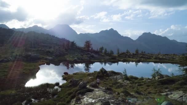 İlerlemeye açık mavi göl ve çadır kampı günbatımı yaz günü. Avrupa İtalya Alps Valle daosta açık yeşil doğa scape dağlar yabani hava establisher.4k drone uçuş atış kurulması — Stok video