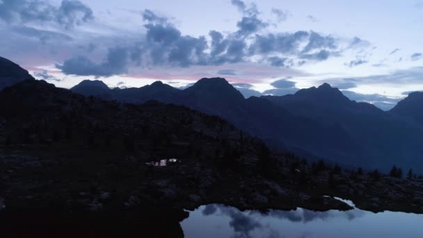 밤에 맑고 푸른 호수와 소나무 숲 위에 전진 여름 날. 유럽 이탈리아 알프스 발레 daosta 야외 녹색 자연 풍경 산 야생 공중 establisher.4k 무인 항공기 비행 설정 샷 — 비디오