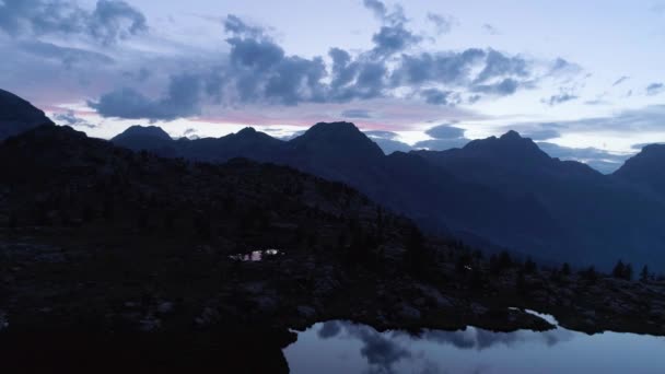 Framåt över klarblå sjön och pine skogen i natt sommardag. Europa Italien Alperna Valle daosta utomhus grön natur scape bergen vilda antenn establisher.4k drone flygning att upprätta skott — Stockvideo