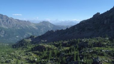 hareketli yan matterhorn ile çam ormanlar vadide güneşli yaz günü yukarıda. Avrupa İtalya Alps Valle daosta açık yeşil doğa scape dağlar yabani hava establisher.4k drone uçuş atış kurulması.