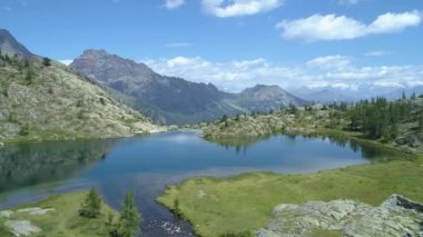 İlerlemeye açık mavi Gölü ve çam ormanları güneşli yaz günde. Avrupa İtalya Alps Valle daosta açık yeşil doğa scape dağlar yabani hava establisher.4k drone uçuş atış kurulması