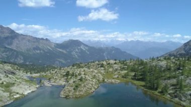 geriye doğru açık mavi Gölü ve çam ormanları güneşli yaz günü içinde hareket. Avrupa İtalya Alps Valle daosta açık yeşil doğa scape dağlar yabani hava establisher.4k drone uçuş atış kurulması