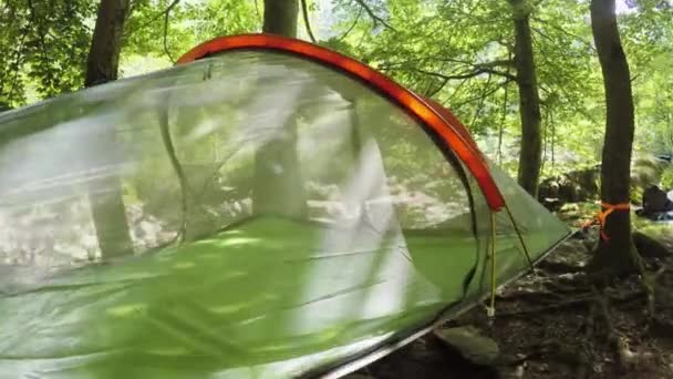 Pontos de vista andando em tenda pendurada na floresta acampar durante a viagem de verão ensolarado. 4k ponto de vista de vídeo — Vídeo de Stock