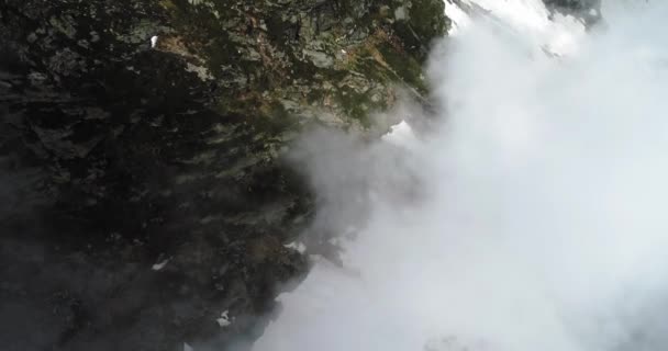 Obere Luftaufnahme über bewölkt felsigen schneebedeckten Berg bei sonnigem Tag mit Wolken. Italienischen Alpen Berge im Sommer mit wildem, windigem Wetter Outdoor-Natur-Etablisse.4k geradeaus Perspektive — Stockvideo